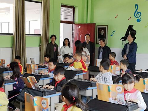 捐贈(zèng)音樂(lè)課堂，補(bǔ)齊素質(zhì)教育短板