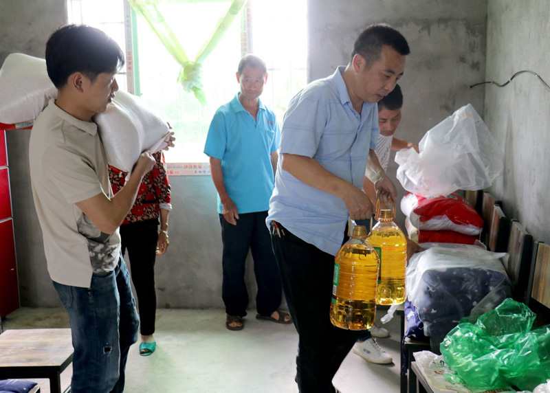 向貧困地區(qū)捐款捐物，同時推動就業(yè)扶貧